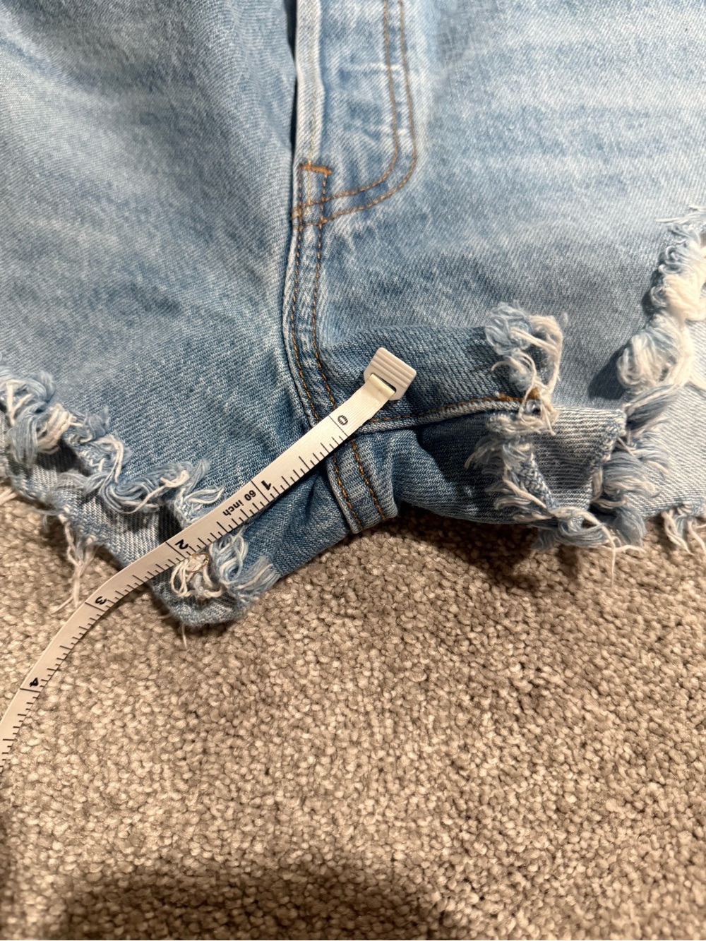 Levi's Light Wash Frayed Denim Cutoff Summer Shorts size 28 Excellent Condition - Picture 7 of 11